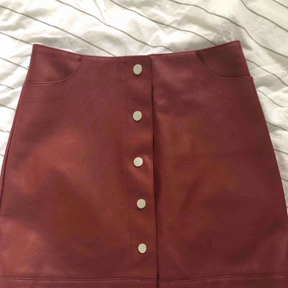 Maroon A-line mini fusk skinn kjol från Topshop i UK8. Kjolar.