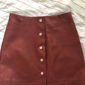 Maroon A-line mini fusk skinn kjol från Topshop i UK8