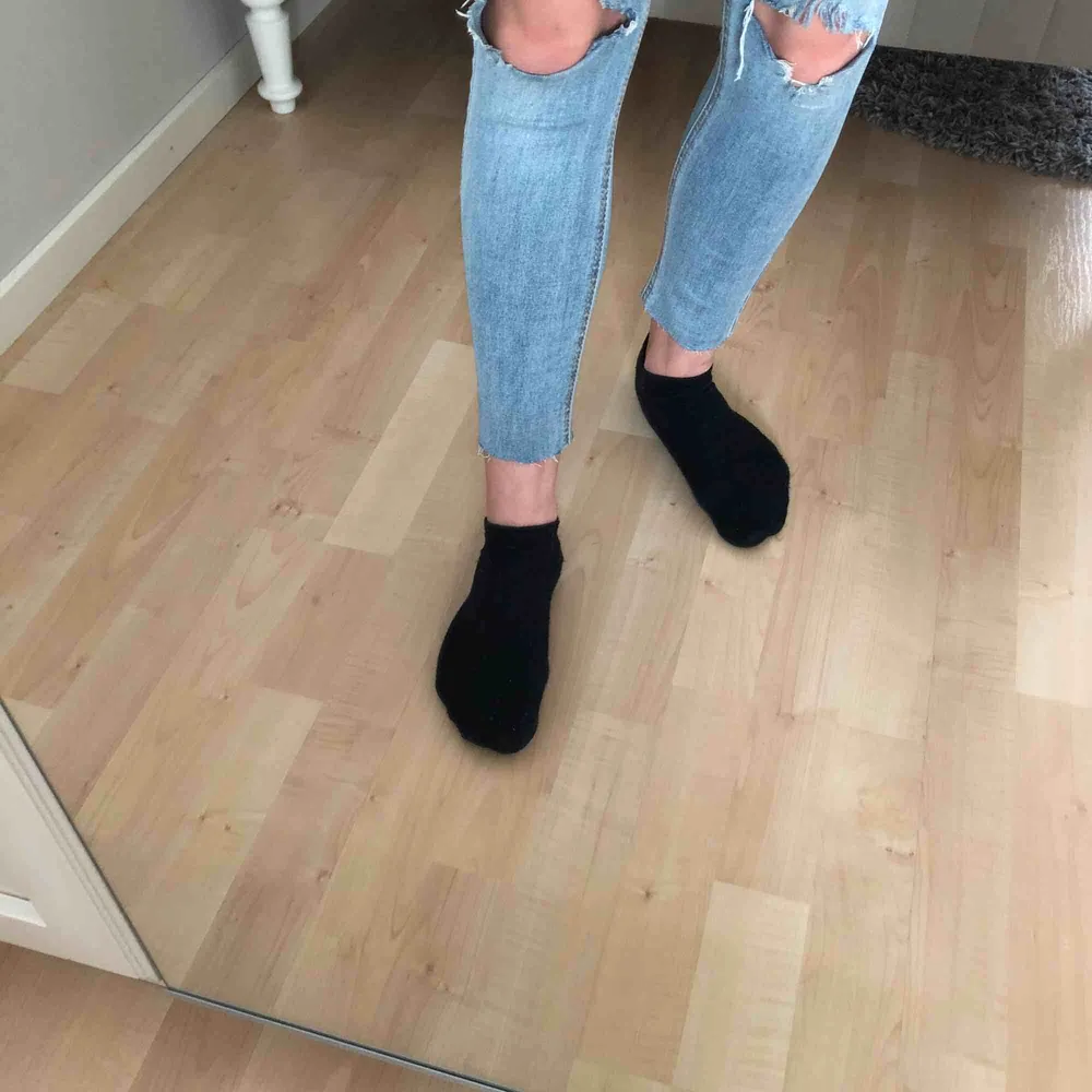 Säljer ett par jätte fina ljusblåa jeans med hål. Säljer pga det är för korta men är i väldigt bra skick😀 Köparen står för frakten👍🏼. Jeans & Byxor.