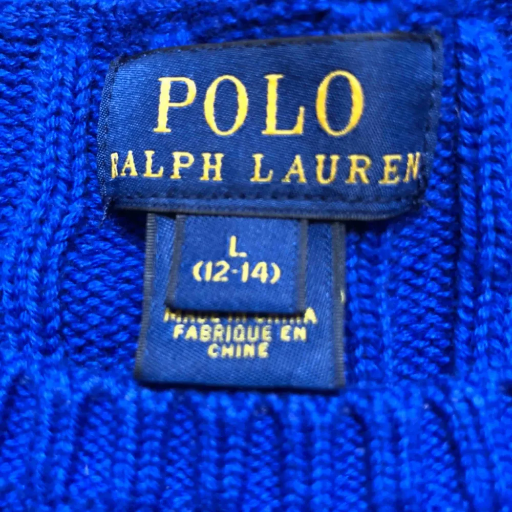 Säljer en äkta Ralph Lauren tröja! Säljer pågrund av för liten för mig. Köpt på NK för 1500kr och säljer för  600 plus frakt. Använt den lite men är i nyskick . Tröjor & Koftor.