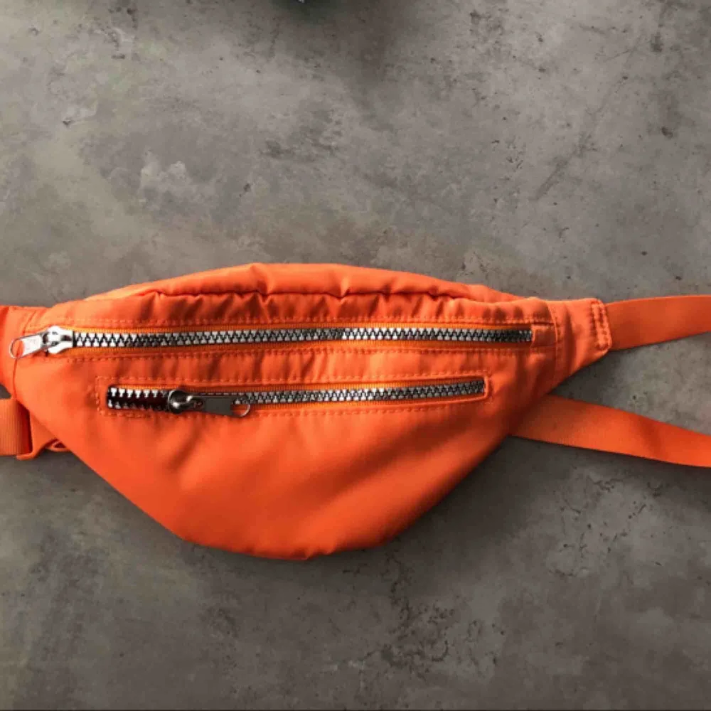 Orange magväska från Monki. Använts 1 gång, frakt tillkommer (29kr).. Väskor.