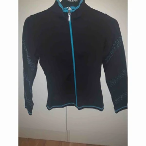  - Snart/blå tränings sätt med blå strasstenar runt. 