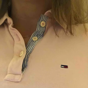  - Ljusrosa piké tröja från Tommy Hilfiger🤩🥳Köparen står för frakt