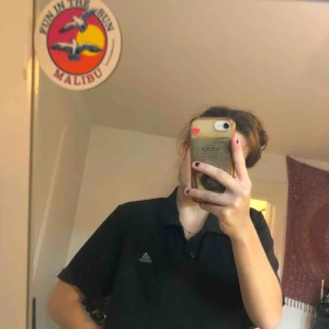  - Supersnygg cropped tröja köpt second hand men är från adidas!!