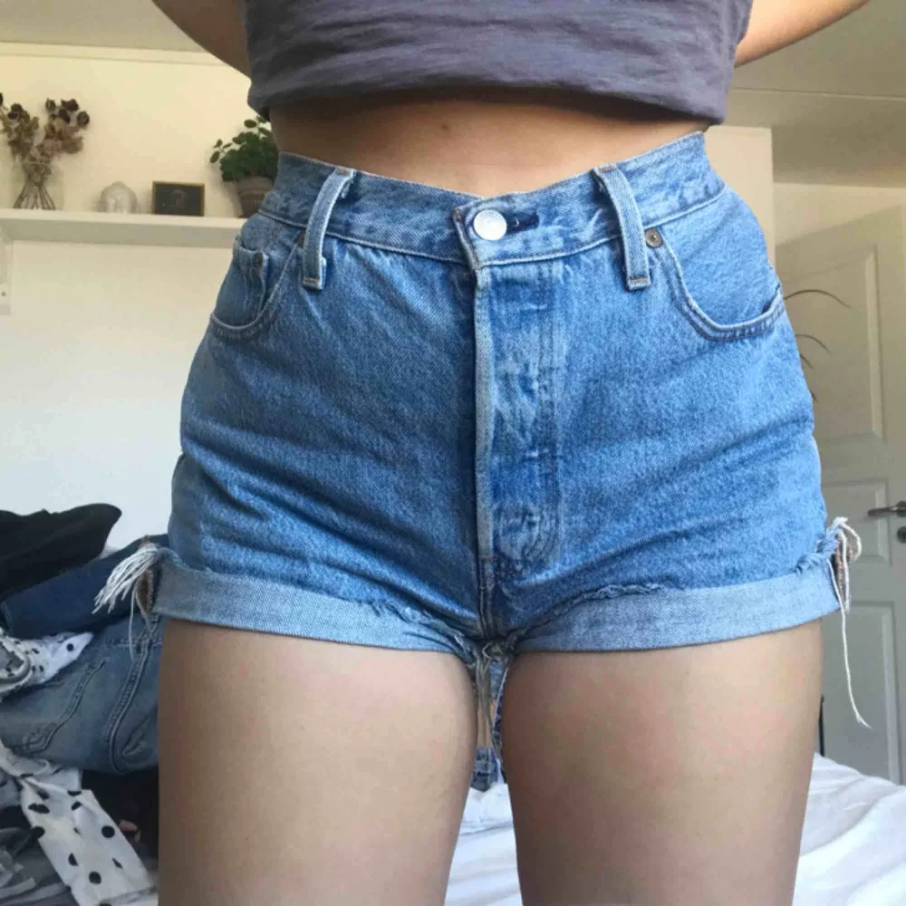 Svinsnygga jeansshorts från levi’s i storlek 29 passar en S-M skulle jag säga💛🧡. Shorts.