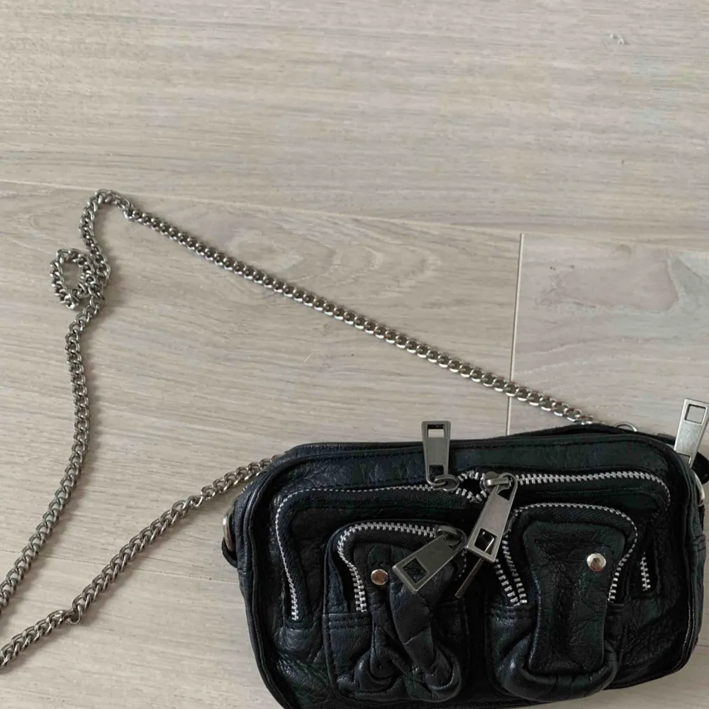 HELENA WASHED (mini)  Liten svart läder väska från Nunoo Använd ca 5 gånger  . Accessoarer.