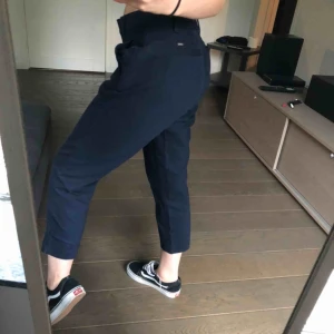  - Riktigt sköna och stiliga marinblåa kostym byxor från Tommy Hilfiger i storlek S, lappen är dock bortklippt. (Byxorna är köpta i usa). Har en liten slits nere vid slutet av byxbenet. Kan mötas upp i Stockholm eller så står köparen för frakt.