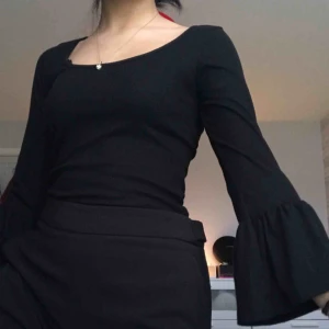  - Köpt 1 år sedan svart tröja har inte använt den så mycket. Kan kosta mer för frakt 