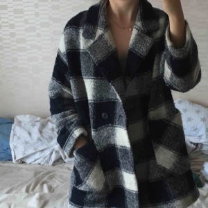  - säljer en kappa som är secondhand, köptes här på plick men inte kommit till användning. Bilden är lånad från tidigare säljare men kan självklart skicka egna bilder. Passar S-L beroende på hur man vill att den ska sitta. Frakten ingår i priset 