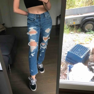  - Super fina och sköna jeans ifrån American eagle med slitningar i modellen ”tomgirl” (köpta i usa). Storleken är ”2” vilket motsvarar en W27 som är ungefär en S. Kan mötas upp i Stockholm eller så står köparen för frakt.