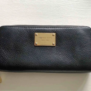  - Inköpt för ca. 2,5 år sedan på Nordlunds i Växjö.  Plånboken är i kalvskinn.  Mycket sparsamt använd