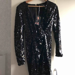  - Oanvänd klänning,passar M/L Köparen står för frakt