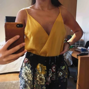  - En jättefin body från Bikbok. Endast använt vid ett tillfälle!!! Finns en jättediskret knapp vid bröstet där man antingen kan ha den som på bild ett eller två! Frakt är gratis💕💕💕