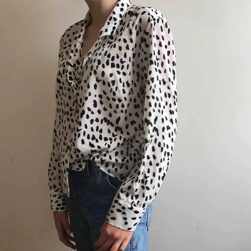 Topshop leopard/prickig svart vit skjorta i silkigt material. Använd en gång. Nypris 450kr. Skjortor.