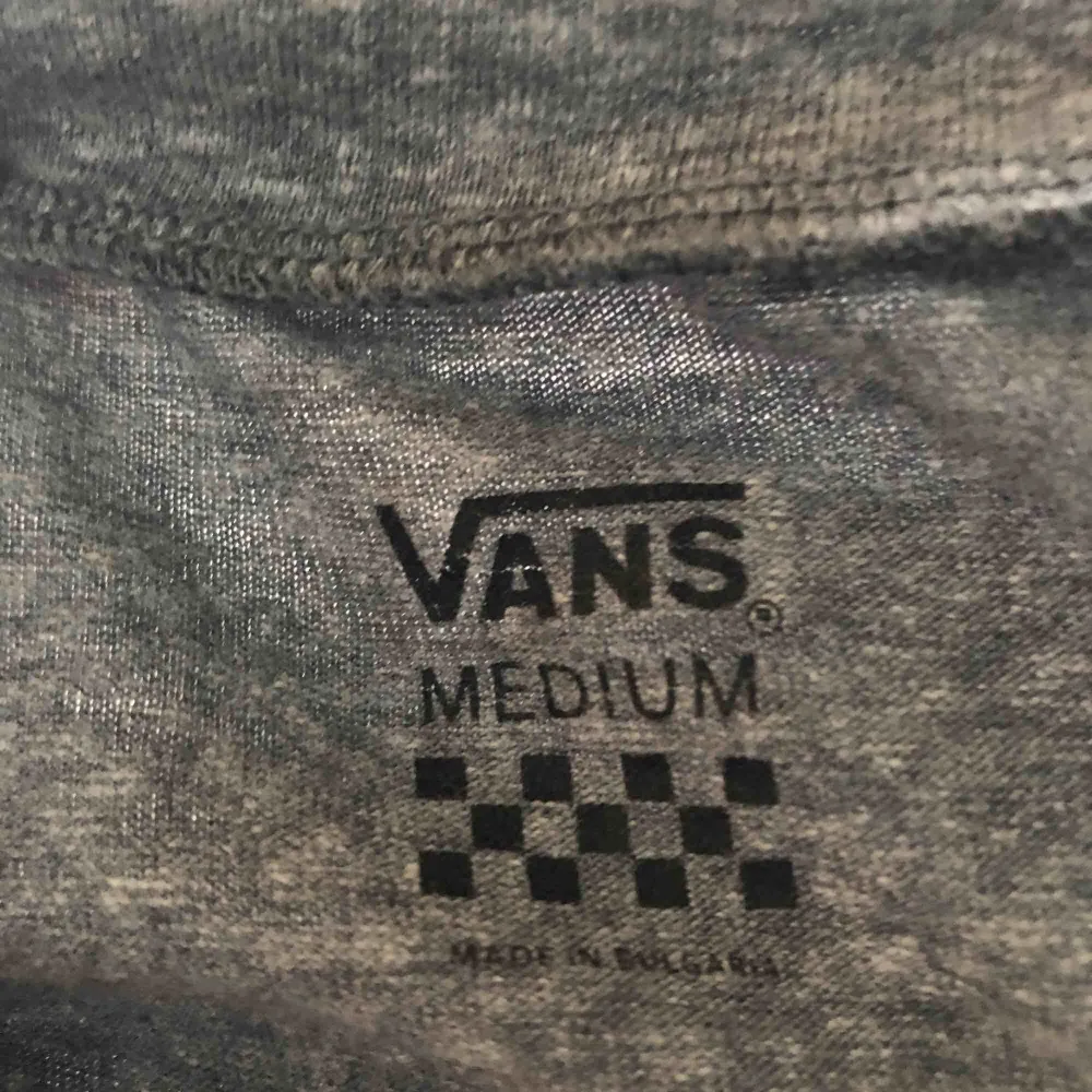 Snygg t-shirt från Vans, använd fåtal gånger. Första bilden är mer den ”riktiga” färgen, inte så mörk som på andra bilden. Andra bilden är baksidan.  Köparen står för frakt!. T-shirts.