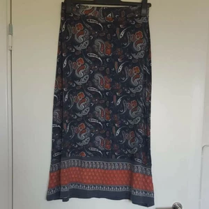  - Långkjol happy holly 🌈 Kan skicka fler bilder vid intresse! Håller på att rensa inför en flytt, kommer att lägga upp massa kläder för ett billigt pris. Kan samfrakta och det går även bra att hämta det på söder i Stockholm där man kan fynda mer hemma hos mig! 🌟