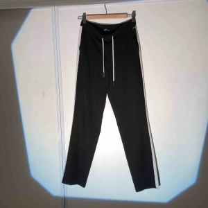  - Tommy hilfiger trackpants med vit rand på sidorna! Bra skick ✌️