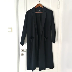  - Tunnare svart kappa. Man kan ha den till ALLT verkligen, användningsområdena är oändliga 😍Bra skick! Köpt på Bikbok. 