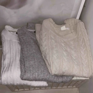  - Mörkgrön, marinblå, grå, vit och beige stickade tröjor alla i storlek XS. Skriv för mer info och bilder 