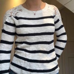  - Blå/vit randig stickad tröja med blomdetaljer på axlarna💛 använd fåtal gånger, så i fint skick!! 