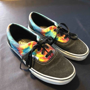  - Riktigt coola och ovanliga vans. Använda fåtal gånger. Säljes pågrund av att de är lite små och inte kommer till användning💓 Köparen står för frakt