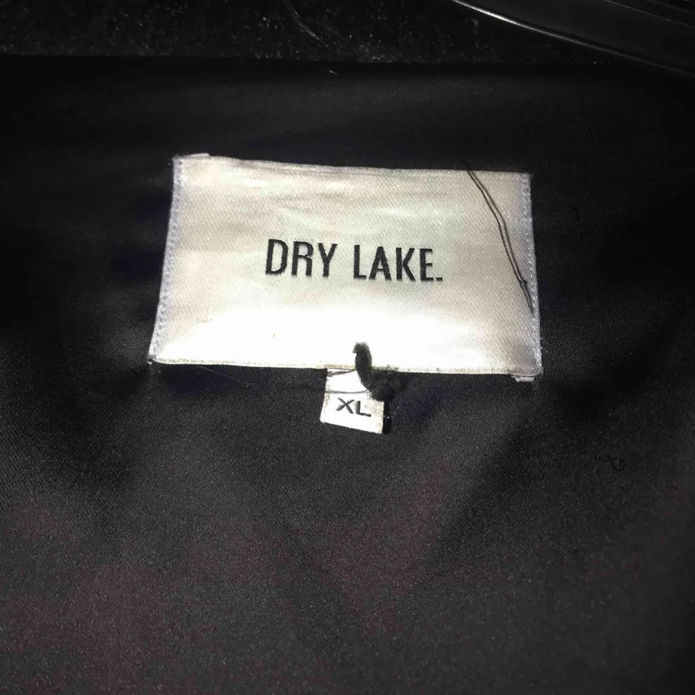Päls från Dry Lake, storlek XL. Stängs med hakor på insidan, samt har den två fickor. Köpt hösten 2017 och den är sparsamt använd. Väldigt fint skick, några lösa trådar (se bild). Jackor.