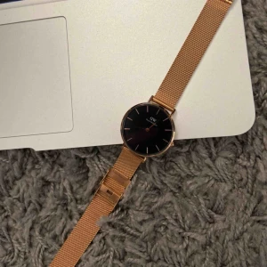 32MM - Oanvänd DW klockan, helt ny skick! Nypris: 1599kr