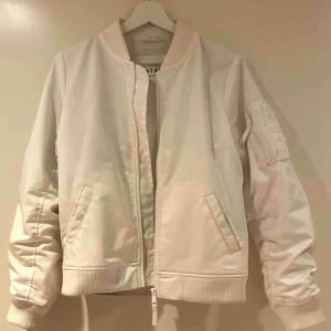  - Vit jacka. Kan mötas upp i Gbg, annars tillkommer frakt✨
