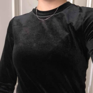  - Svart sammetsklänning som går ca 10 cm ovanför knäna på mig som är 170. Kan mötas upp i Gbg, annars tillkommer frakt✨