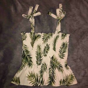  - Crop top från H&M,aldrig använd,köpte det i somras men hinner inte använda den. Köparen står för frakten (kan även mötas i Halmstad eller Göteborg)