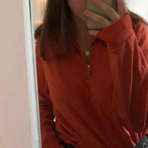  - Cool tröja som köptes på bikbok för ett tag sen, väldigt lite använd. Möts upp i stockholm annars står köparen för frakt, pris kan diskuteras