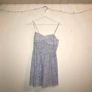  - Supersöt blå klänning från hm. Säljer då den tyvärr är för liten på mig