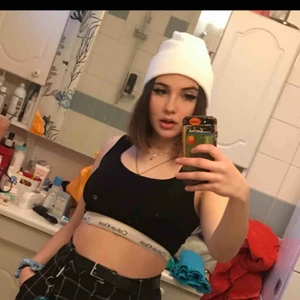  - Vit beanie från WEEKDAY Stockholm! Använd en gång💓 