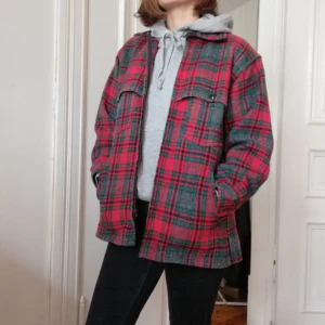  - Retro lumberjacka i ull, köpt på statementfestivalen för 400. Säljer pga har en liknande och behöver inte två. Ganska stor så passar perfekt med hoodie under.