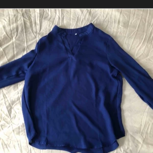  - Blå blus, längre bak