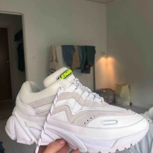  - SUPERSNYGGA axel arigato sneakers som TYVÄRR inte passar mig i storleken. Nyskick använda endast en gång!!! Köptes för 1800. Finns i Lund men kan skicka mot fraktkostnad🥰 KRAM