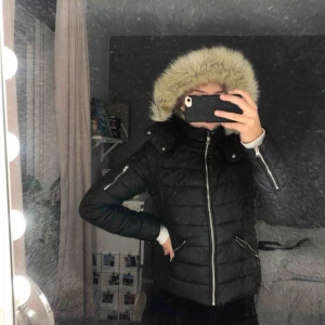  - Säljer nu min älskade vinterjacka från Zara. Passformen är perfekt, och den passar verkligen till allt! Tyvärr är den nu för liten för mig:(  Priset går att diskutera😊