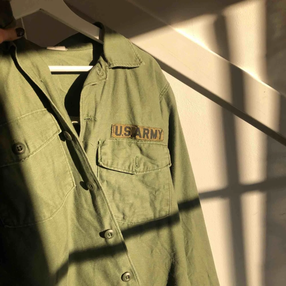 Snygg army jacka/skjorta köpt på Beyond retro. I bra skick med text på ryggen. . Skjortor.