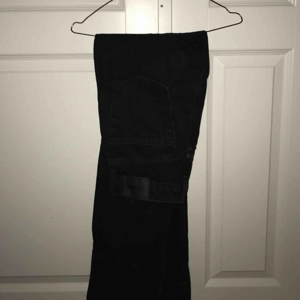 Svarta jeans från Weekday i modellen Row! Använda endast 2 ggr. Nypris 500 kr. ☺️. Jeans & Byxor.