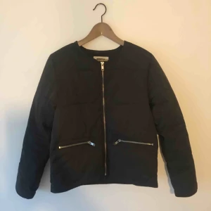  - En tunnare dunjacka i mörkgrått från Weekday 