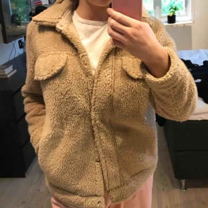  - Säljer min beigea teddy jacka från samsoe & samsoe😊 köpt förra våren men fortfarande i jätte bra skick! Frakten ingår i priset🥰