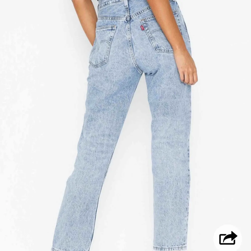 Säljer mina Levis jeans i modellen 501 Crop Montgomery Baked, köpta på Nelly för lite drygt en månad sen och använda 2 ggr! Säljer pga det är lite för stora för mig som brukar ha 34/36 i nederdelar. Kan gå ner i pris vid snabb affär!! . Jeans & Byxor.
