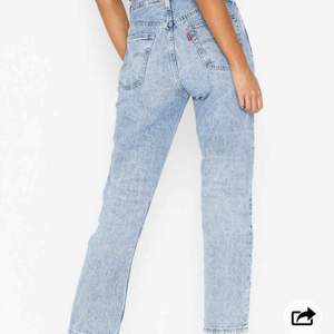 Säljer mina Levis jeans i modellen 501 Crop Montgomery Baked, köpta på Nelly för lite drygt en månad sen och använda 2 ggr! Säljer pga det är lite för stora för mig som brukar ha 34/36 i nederdelar. Kan gå ner i pris vid snabb affär!! 