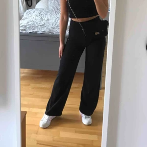  - Säljer dessa byxor från Bik Bok då de blivit för små för mig! Nypris 300kr