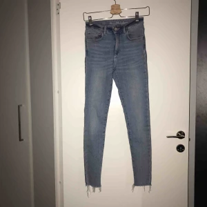  - Jeans från bikbok  Super snygg form får du i!! Men dock kommer jag inte in i dom..  Fransiga nertill och hög midja.  Bild på går ej fixa då jag ej kommer in i dom.  
