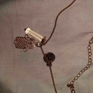  - 1. Halsband med rosé guldig färg. 7kr 2. Halsband 5kr
