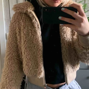  - En fin fluff jacka som är använd få gånger då den tyvärr är på gränsen till för liten för mig! Det är en kort modell så den sitter väldigt fint på. 