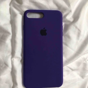  - Mörk lila skal som passar iPhone 7/8 plus i fint skick som knappt är använd! 