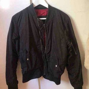  - Svart bomberjacka, storlek M men passar S också. Nypris: 600