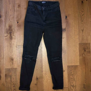  - Storlek 34. Svarta jeans (mer påväg åt det gråsvarta hållet) med hål på knäna från Even & odd. Välanvända, men absolut inget fel på 